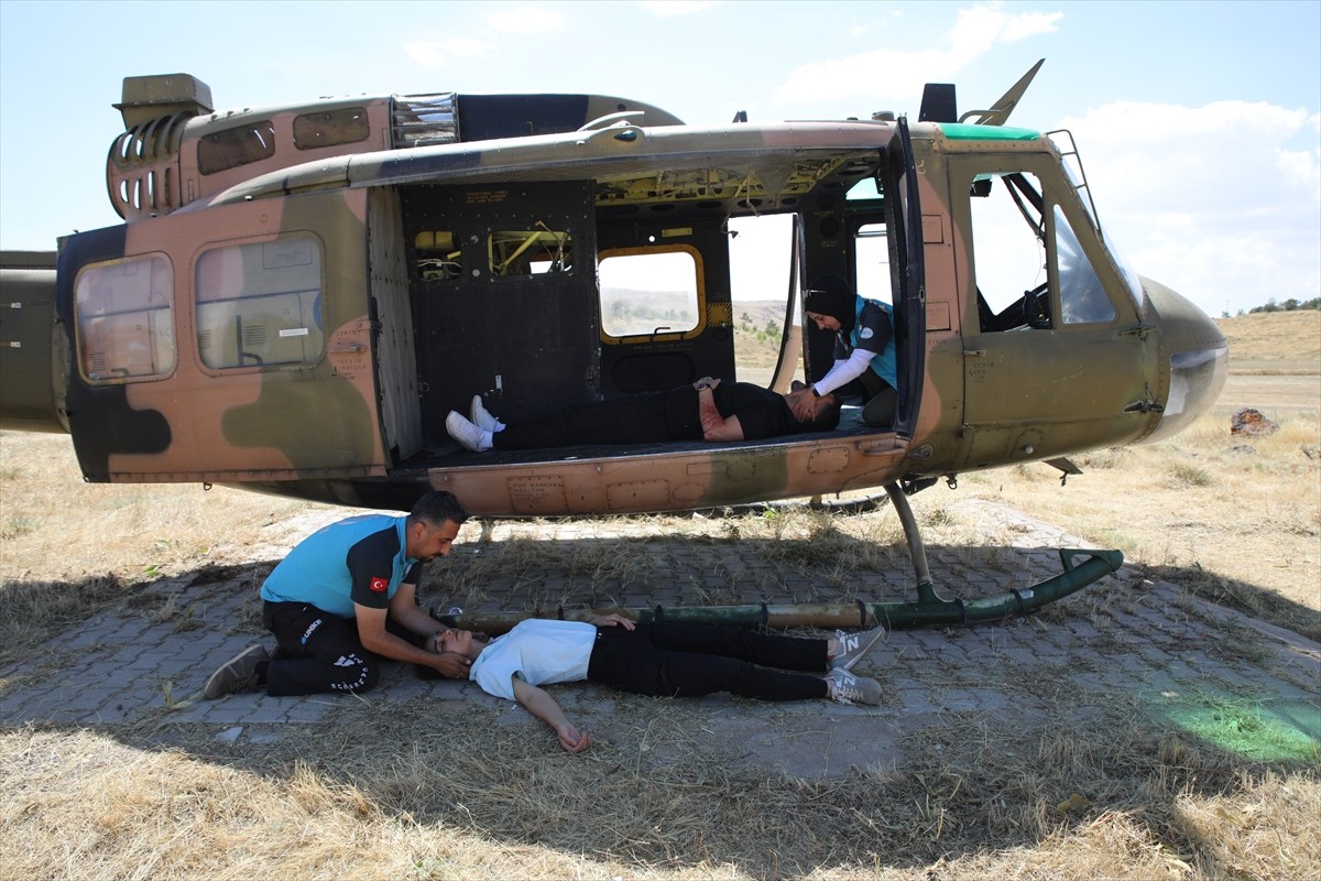 Van'ın Erciş ilçesinde "helikopter kazasında arama kurtarma tatbikatı" gerçekleştirildi. Ulusal...
