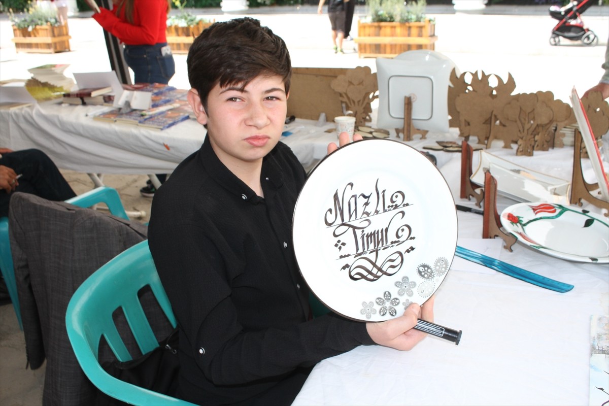 Van'ın İpekyolu ilçesinde babasından öğrendiği kaligrafi sanatına yönelen 13 yaşındaki Yusufcan...