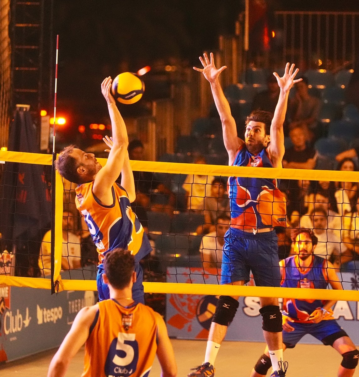 Voleybolu sokaklara taşıyan ve sıra dışı kurallarıyla klasik voleybola eğlenceli bir alternatif...