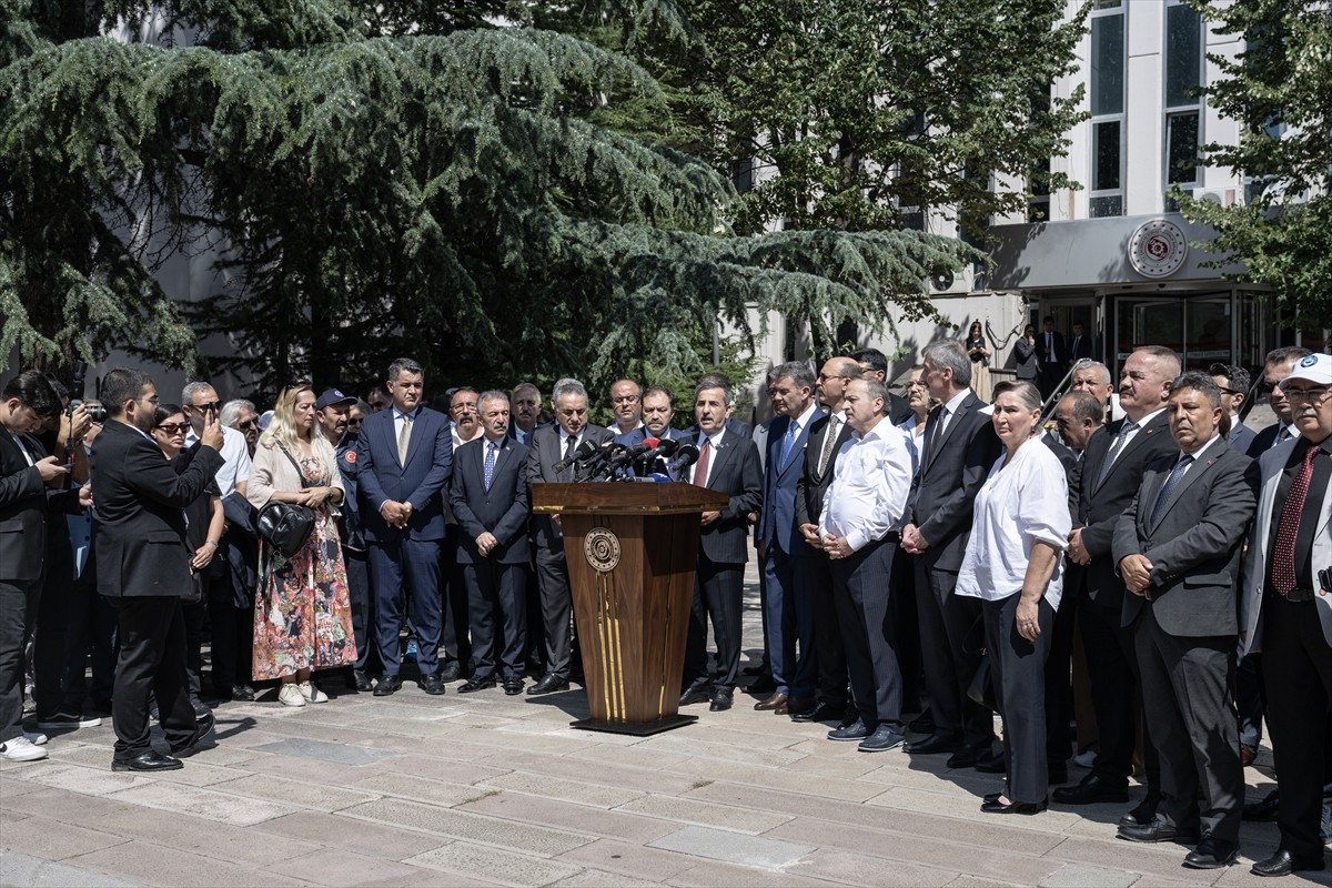 Yaklaşık 4 milyona yakın kamu görevlisini ve 2 milyondan fazla memur emeklisinin mali ve sosyal...