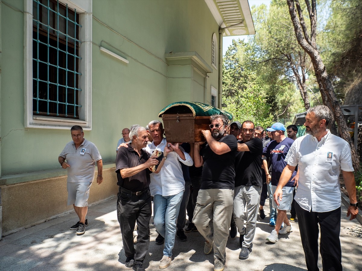 Yaşamını yitiren Gençlerbirliği'nin eski futbolcularından Orhan Yüksel'in (86) cenazesi, İzmir'de...