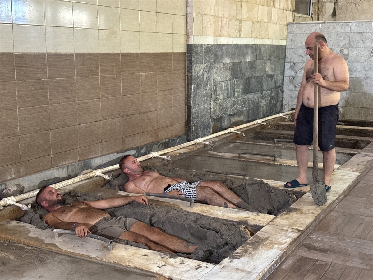 Yaz aylarında memleketlerine gelen gurbetçiler, tatillerini Afyonkarahisar'ın Sandıklı ilçesindeki...