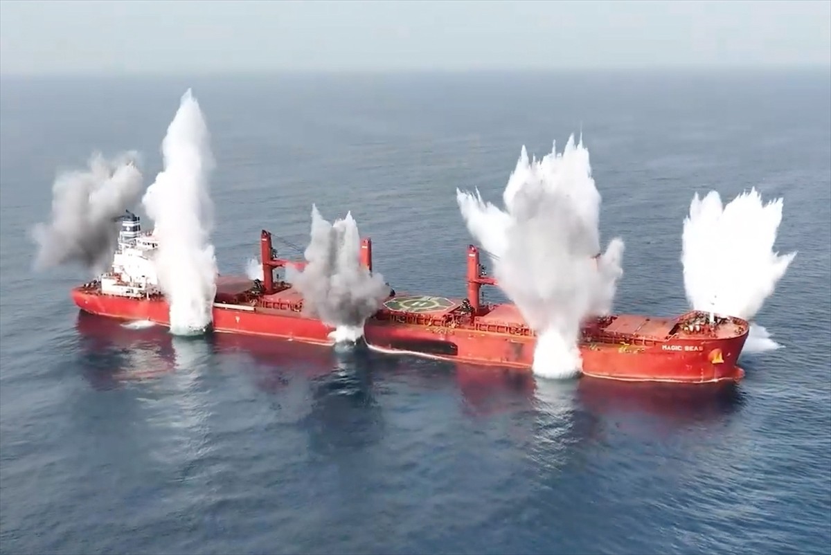 Yemen'deki İran destekli Husiler, Kızıldeniz'de "Magic Seas" adlı gemiye düzenledikleri saldırının...