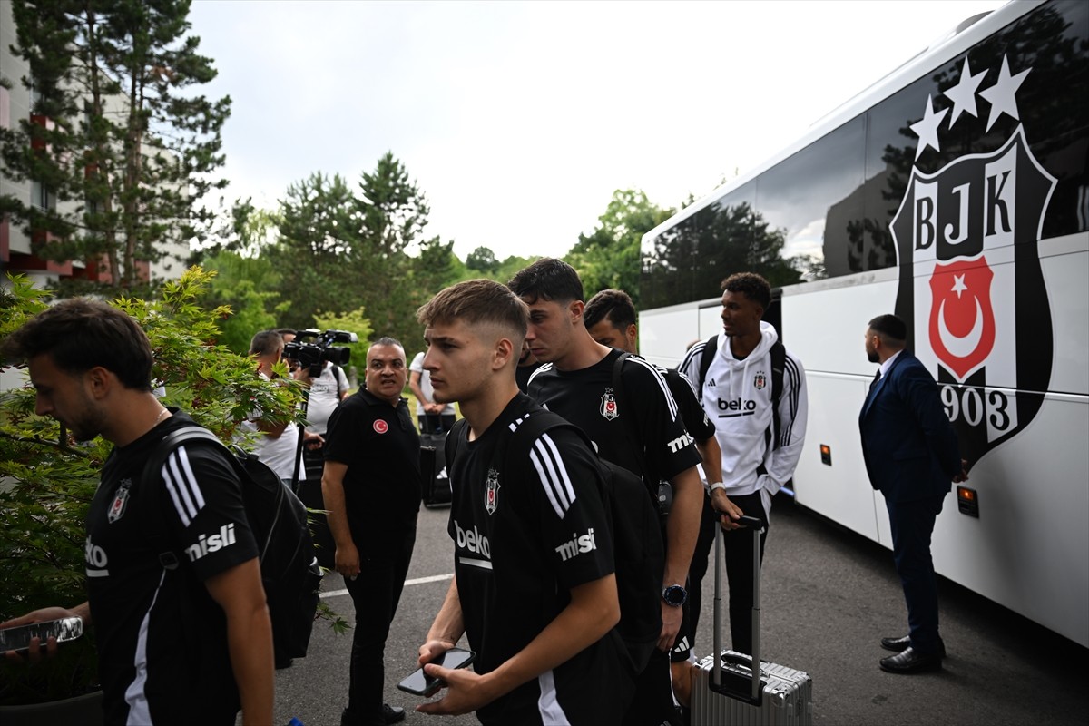Yeni sezon hazırlıklarına İstanbul'da başlayan Beşiktaş, ikinci etap kamp çalışmaları için...