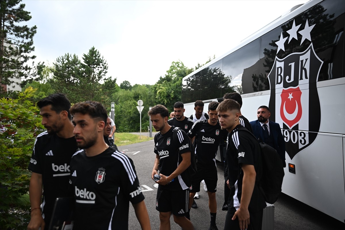 Yeni sezon hazırlıklarına İstanbul'da başlayan Beşiktaş, ikinci etap kamp çalışmaları için...