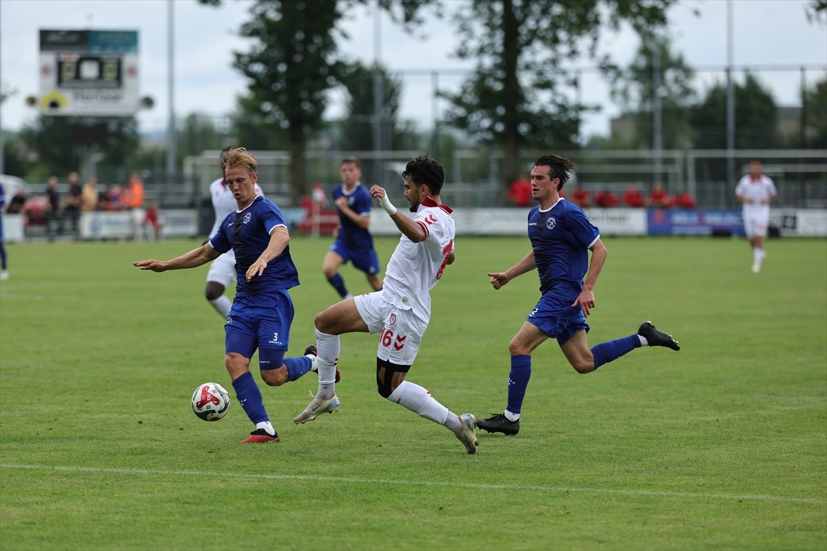 Yeni sezon hazırlıklarını sürdüren Samsunspor, üçüncü hazırlık maçında Hollanda Eerste Divisie Lig...