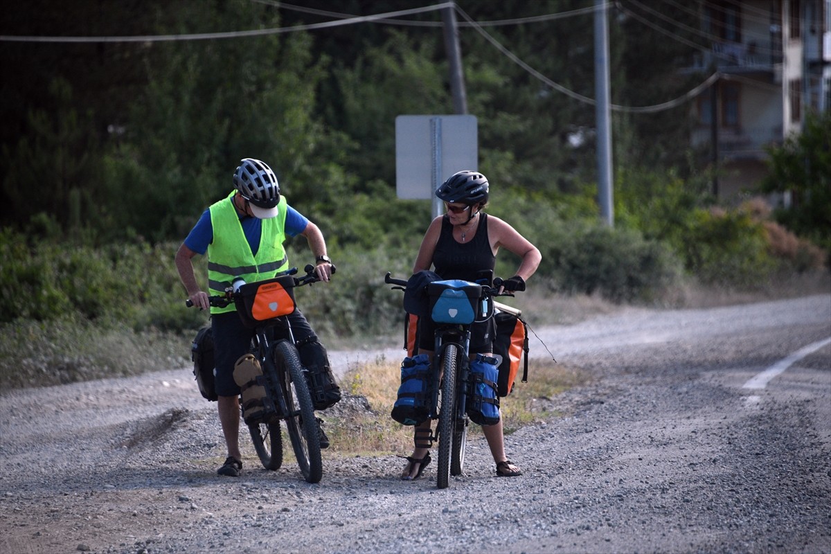 Yeni Zelanda'dan geçen yıl yola çıkan çift, bisikletle dünya turu gerçekleştiriyor. Güney Kore...