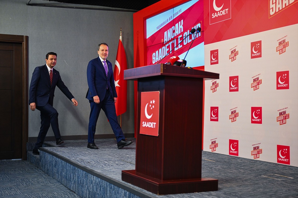 Yeniden Refah Partisi Genel Başkanı Fatih Erbakan (solda), Saadet Partisi Genel Başkanı Mahmut...