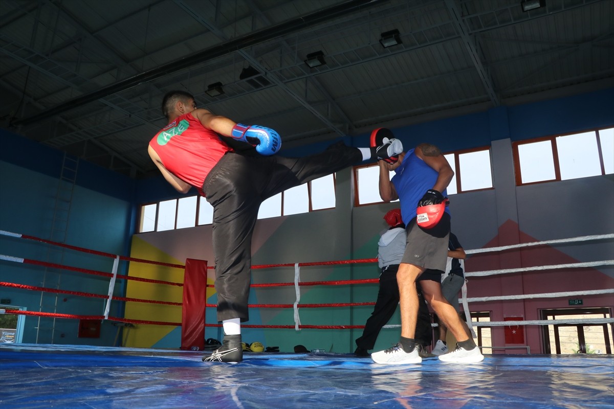 Yıldızlar ve Gençler Savate Milli Takımı, Özbekistan'ın başkenti Taşkent'te 23-27 Temmuz...