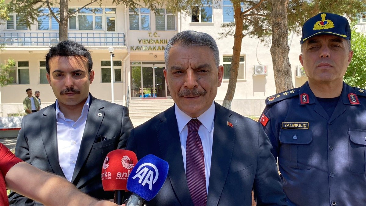 Yozgat'ın Yenifakılı Belediye Başkanı Musa Sarıaslan, makam aracının şarampole devrilmesi sonucu...