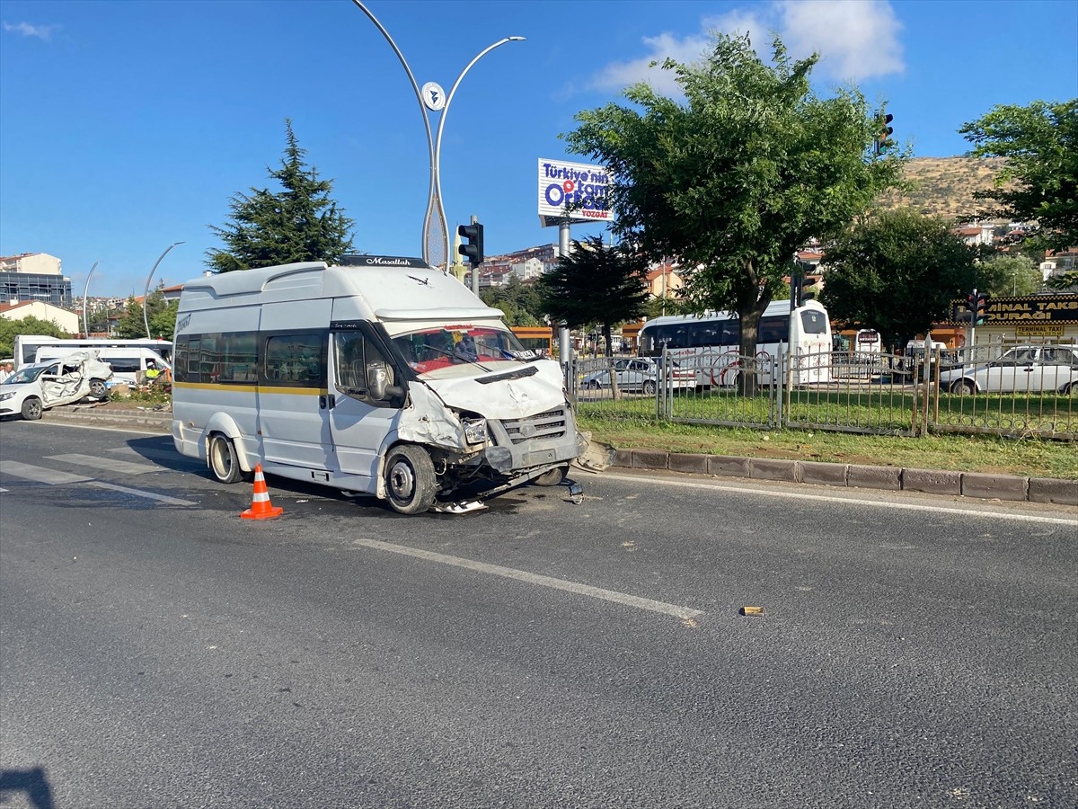  Yozgat'ta otomobil ile minibüsün çarpışması sonucu 1 kişi yaşamını yitirdi, 2 kişi...