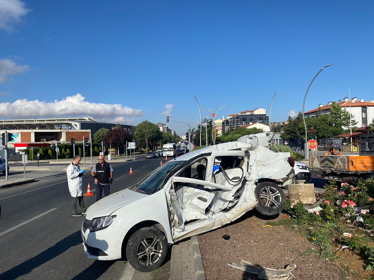  Yozgat'ta otomobil ile minibüsün çarpışması sonucu 1 kişi yaşamını yitirdi, 2 kişi...