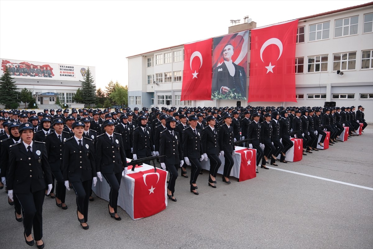 Yozgat Polis Meslek Eğitim Merkezi'nde (POMEM) eğitimlerini tamamlayan 297 kadın polis adayı için...