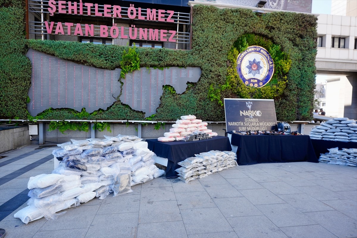  Yurt dışından Türkiye'ye uyuşturucu madde soktukları belirlenen yasa dışı suç örgütlerine yönelik...