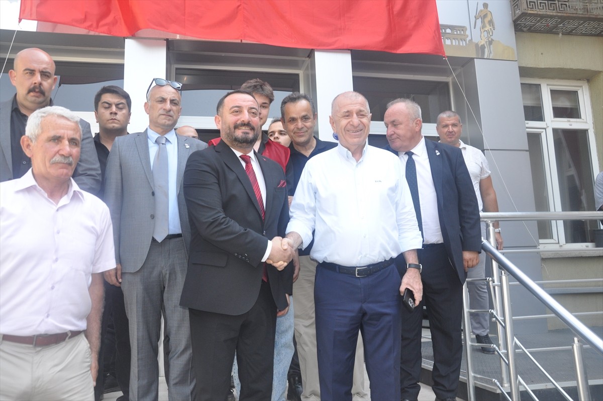 Zafer Partisi Genel Başkanı Ümit Özdağ, İzmir'in Ödemiş ilçesindeki orman yangınından etkilenen...