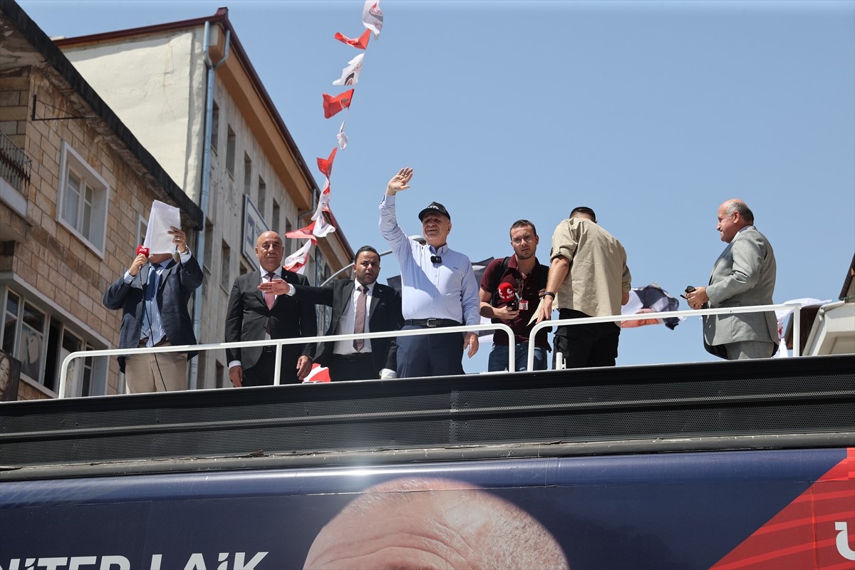 Zafer Partisi Genel Başkanı Ümit Özdağ, Nevşehir'de Lale Caddesi'nde partililere hitap etti.