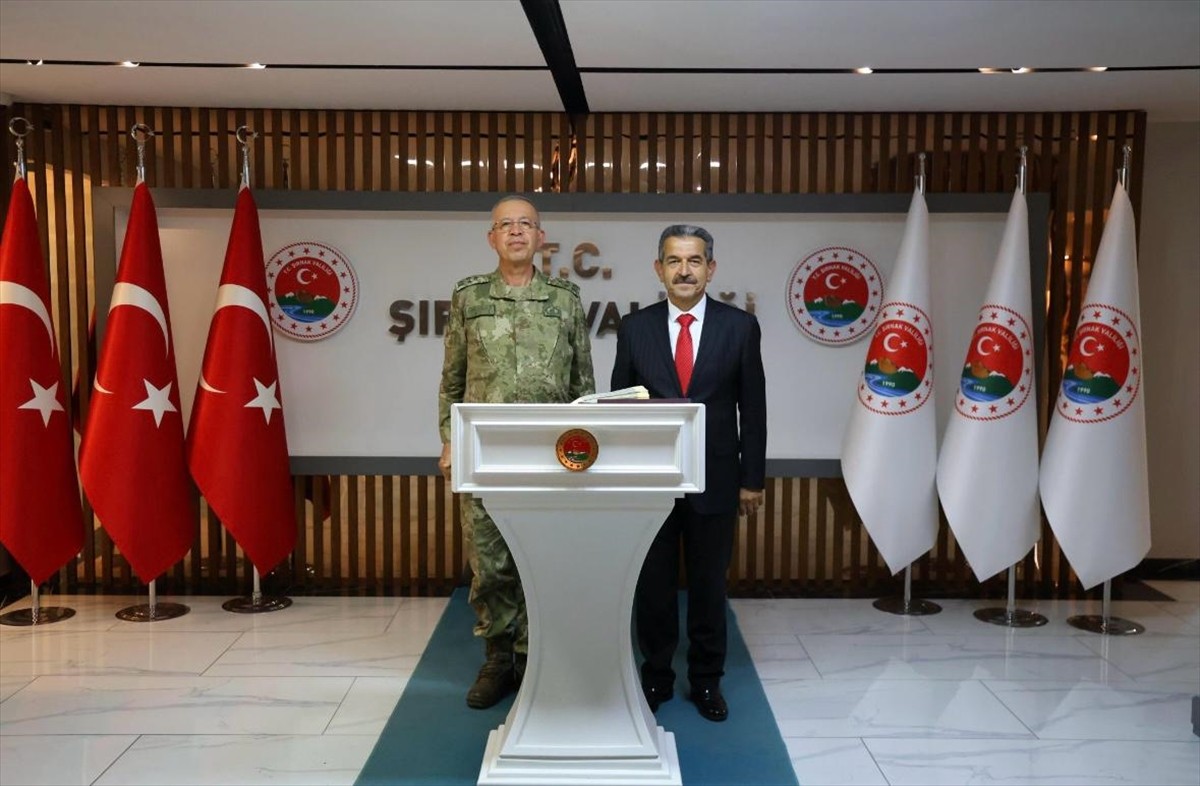 2. Ordu Komutanı Korgeneral Zorlu Topaloğlu, (solda) Şırnak Valisi Birol Ekici'ye (sağda)...