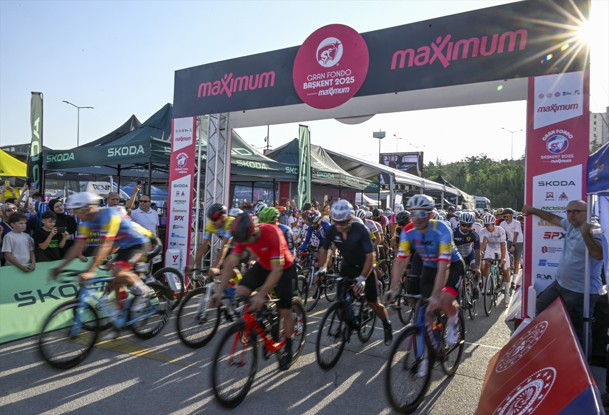 4. Uluslararası Gran Fondo Başkent Bisiklet Yarışı, Bilkent Center önünden yüzlerce sporseverin...