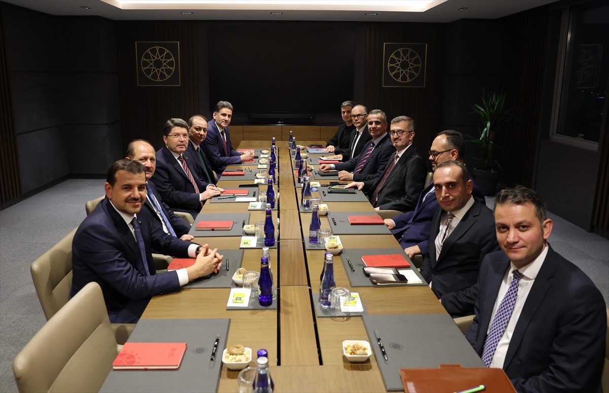 Adalet Bakanı Yılmaz Tunç (solda), Cumhurbaşkanlığı İletişim Başkanı Burhanettin Duran (sağda) ile...