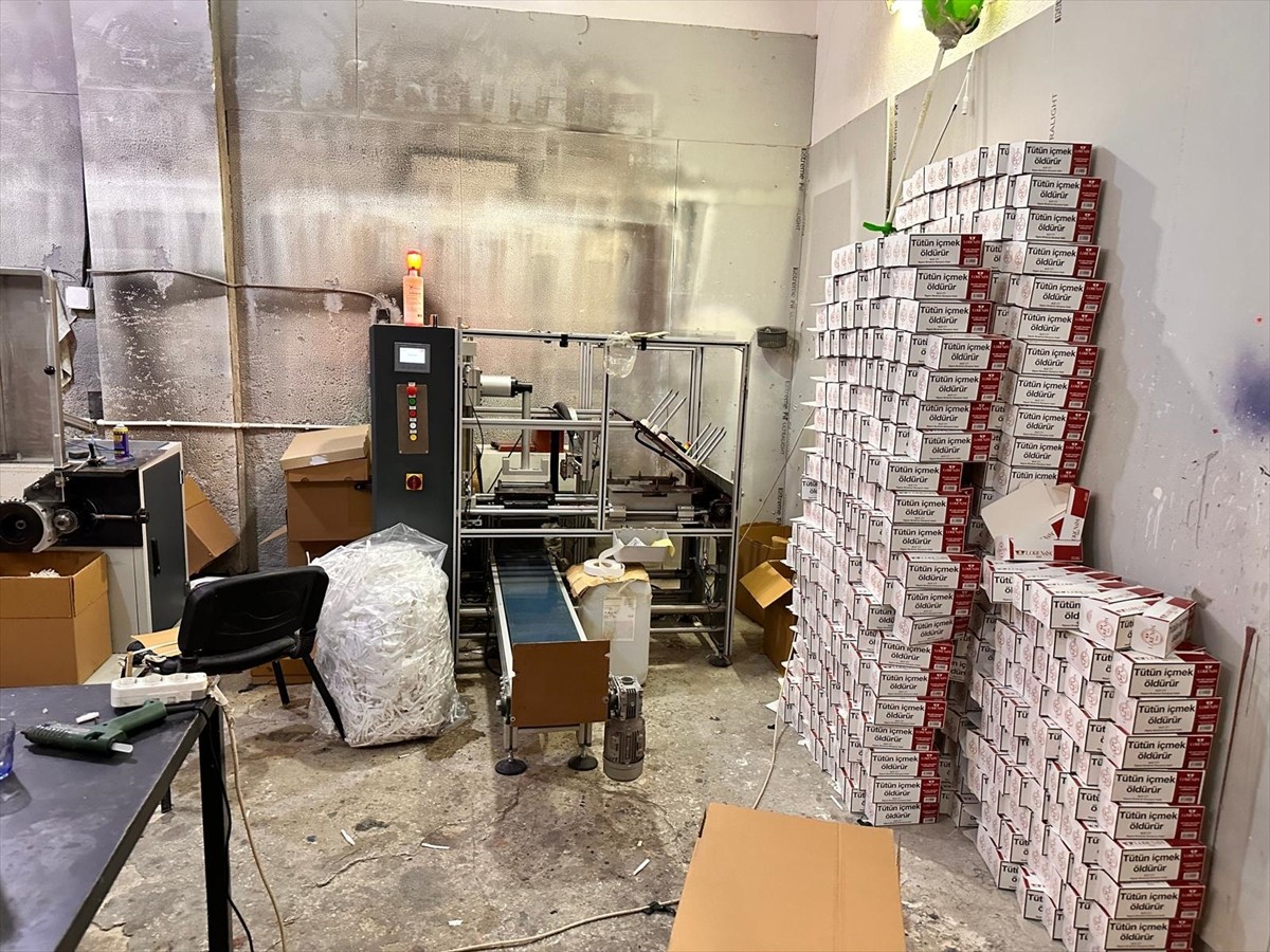 Adana'da 20 milyon 400 bin kaçak makaron (filtreli sigara kağıdı) ele geçirildi, 1 kişi...