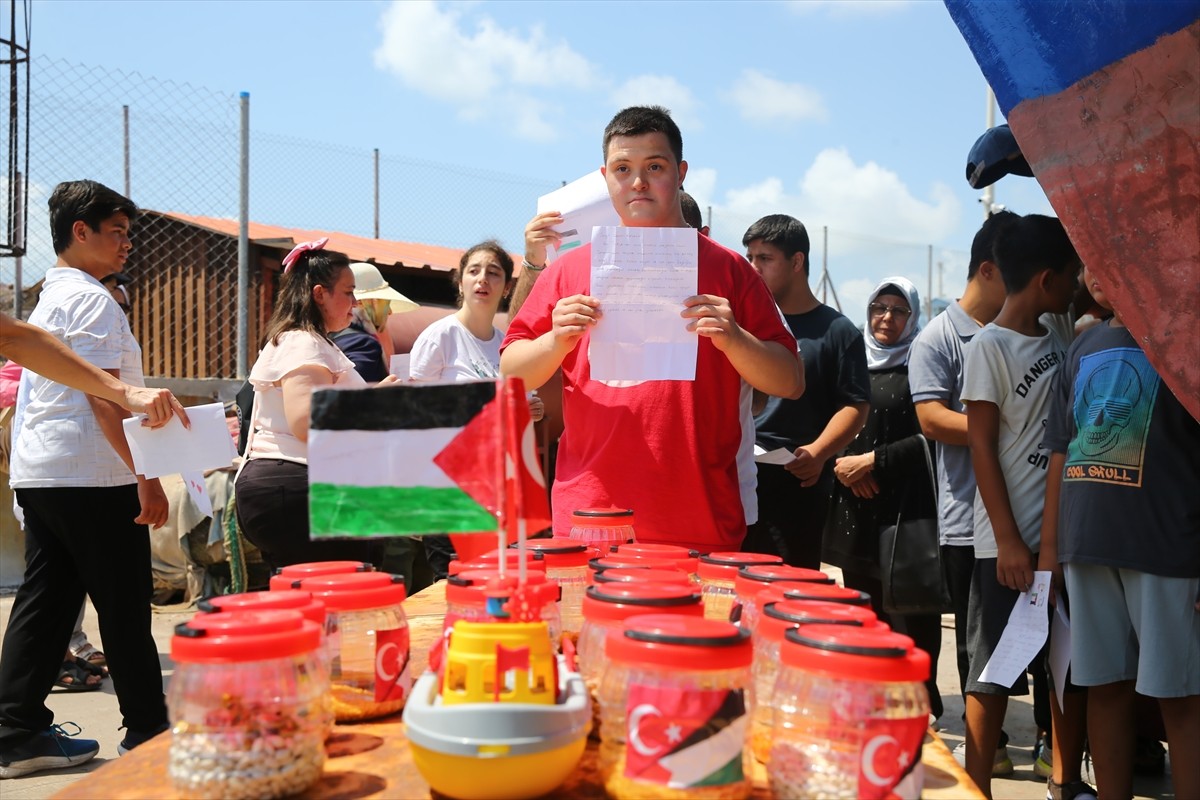 Adana'da Down sendromlu ve otizmli çocuklar, İsrail'in saldırılarının sürdüğü Gazze'deki akranları...