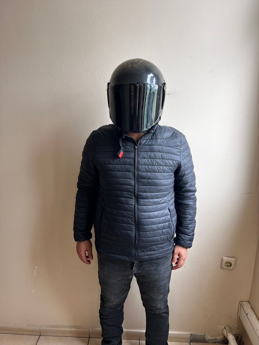 Adana'da kovalamaca sonucu durdurulan plakasız motosiklette ruhsatsız tabanca ve 8 mermi ele...