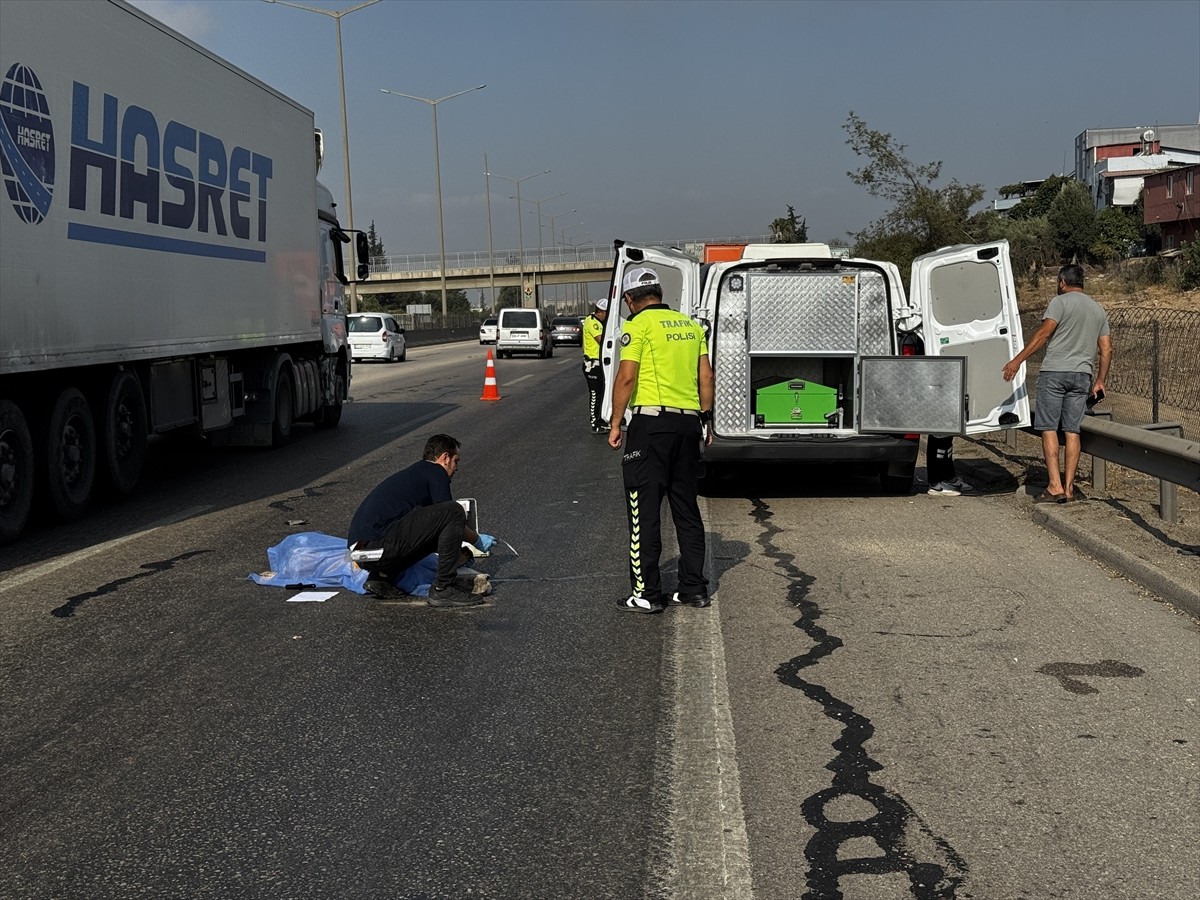 Adana'da otoyolda tırın çarptığı yaya yaşamını yitirdi. Kaza yerine polis ekipleri sevk...