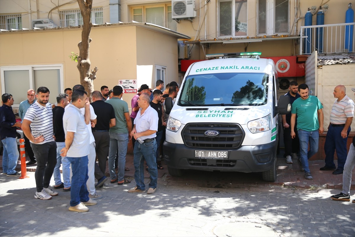 Adana'da refüjdeki yaya geçidinden karşıya geçmeye çalışan taksinin önüne çıkması nedeniyle...