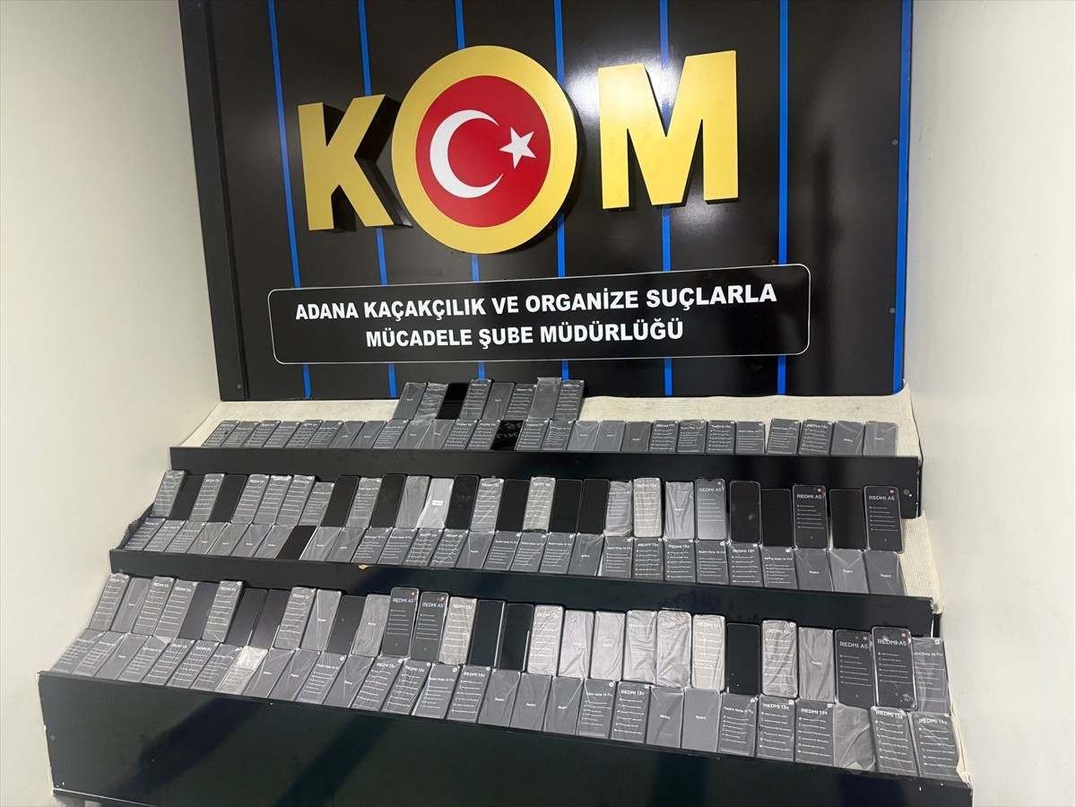 Adana'da tırda gümrük kaçağı 149 cep telefonu ele geçirildi, sürücü tutuklandı.