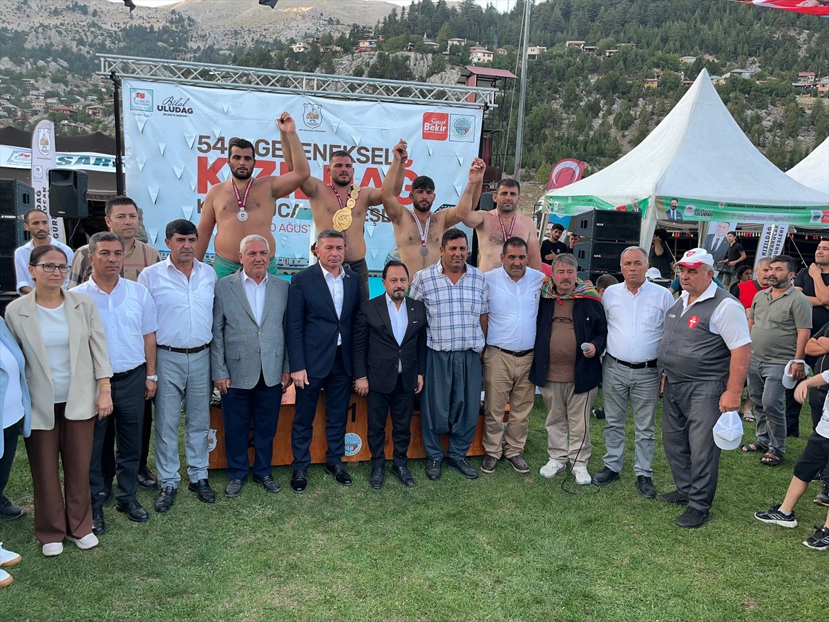 Adana'nın Karaisalı ilçesinde gerçekleştirilen 540. Geleneksel Kızıldağ Karakucak Güreşleri'nde...