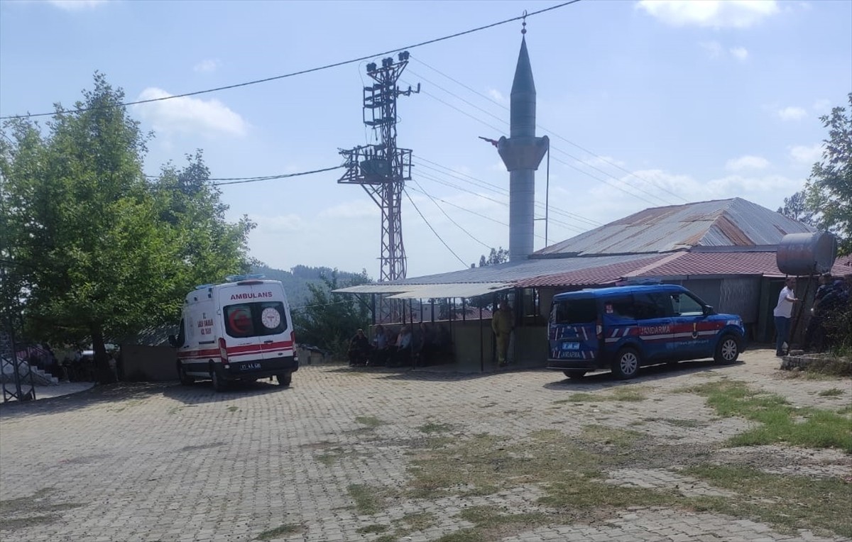 Adana'nın Kozan ilçesinde çıkan kavgada ev sahibinin sopayla darbettiği kişi hayatını kaybetti....