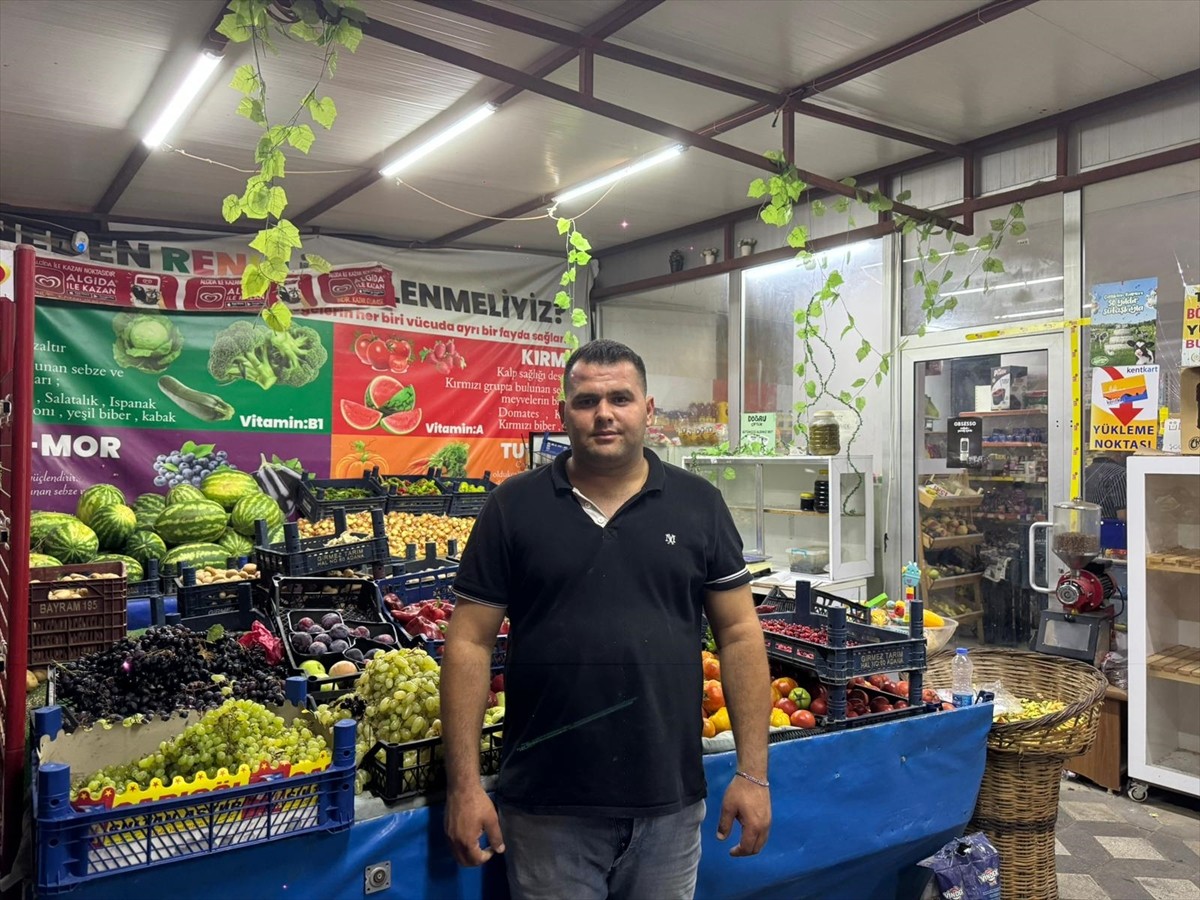 Adana'nın merkez Çukurova ilçesinde market çalışanı, müşteri tarafından darbedildi. Yeğenini...