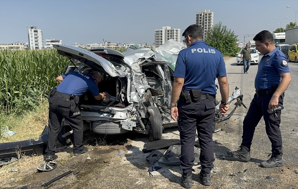 Adana'nın merkez Sarıçam ilçesinde tankerin, trafik ışıklarında bekleyen iki araca çarpması sonucu...