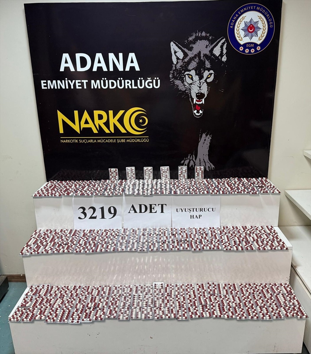 Adana'nın merkez Seyhan ilçesinde otomobilinde 3 bin 219 uyuşturucu etkili hap bulunan sürücü...
