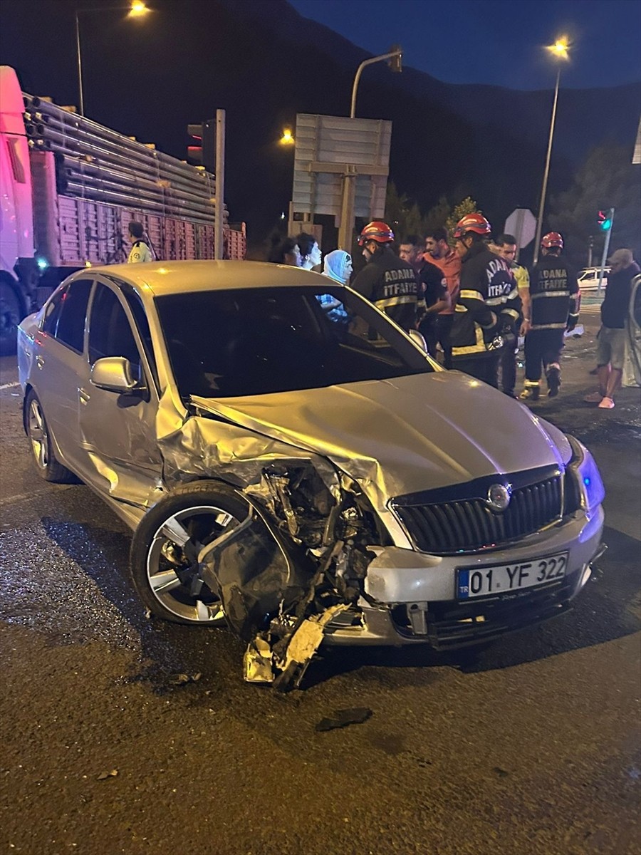 Adana'nın Pozantı ilçesinde iki otomobilin çarpışması sonucu 5 kişinin yaralandığı trafik kazası...
