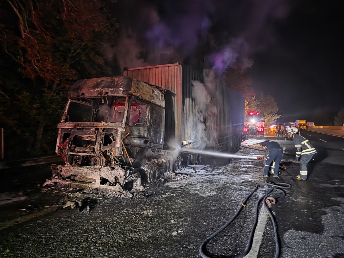Adana'nın Pozantı ilçesinde, tırda çıkıp ormanlık alana sıçrayan yangın söndürüldü. Yangın...
