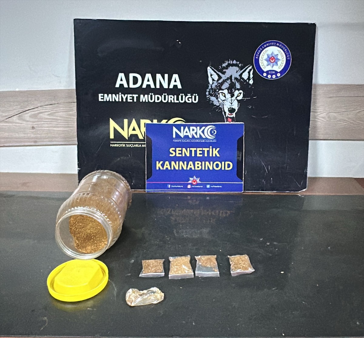 Adana'nın Yüreğir ilçesinde düzenlenen uyuşturucu operasyonunda gözaltına alınan 2 şüpheli...