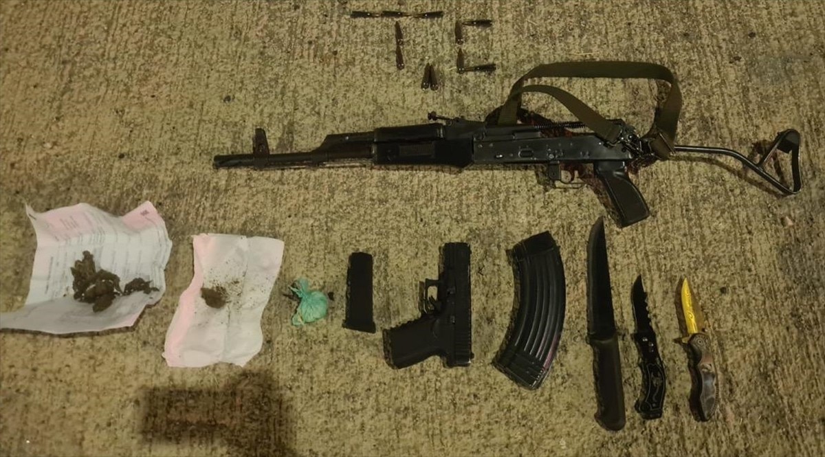 Adıyaman'da durdurulan bir otomobilde uzun namlulu silah ile uyuşturucu ele geçirildi, 3 şüpheli...