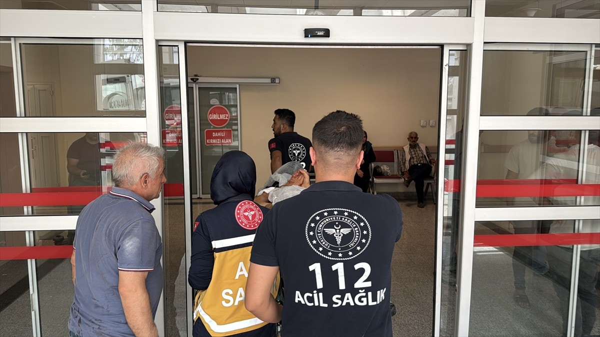 Adıyaman'da iki grup arasında çıkan kavgada 2 kişi yaralandı. Yaralılar, 112 Acil Servis...