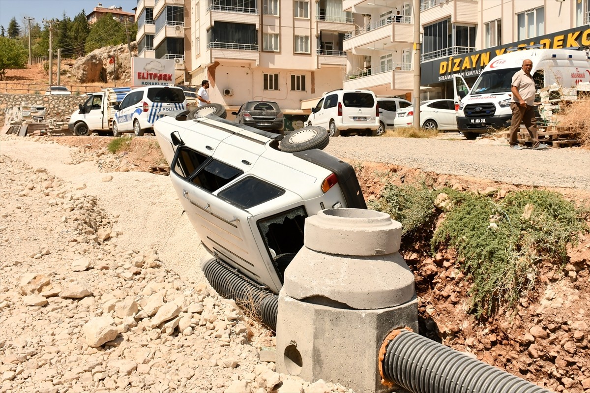 Adıyaman’ın Besni ilçesinde yolun kenarına devrilen otomobildeki 5 kişi yaralandı.