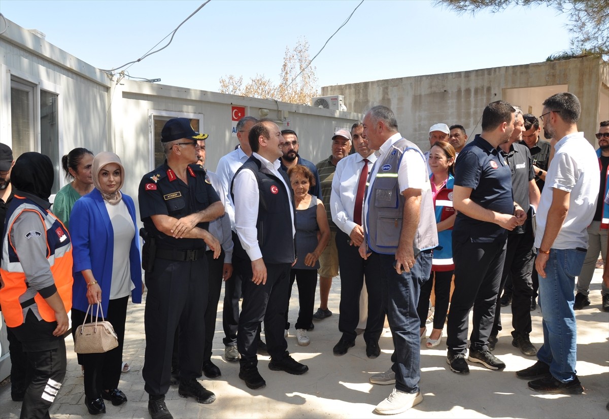 AFAD Başkanı Ali Hamza Pehlivan, Mersin'in Silifke ilçesinde yanan bölgelerde incelemelerde...
