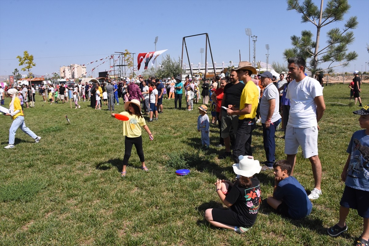 Afyonkarahisar'da 110 aile, çeşitli etkinliklerle dolu "Aile Kampı"nda bir araya geldi.