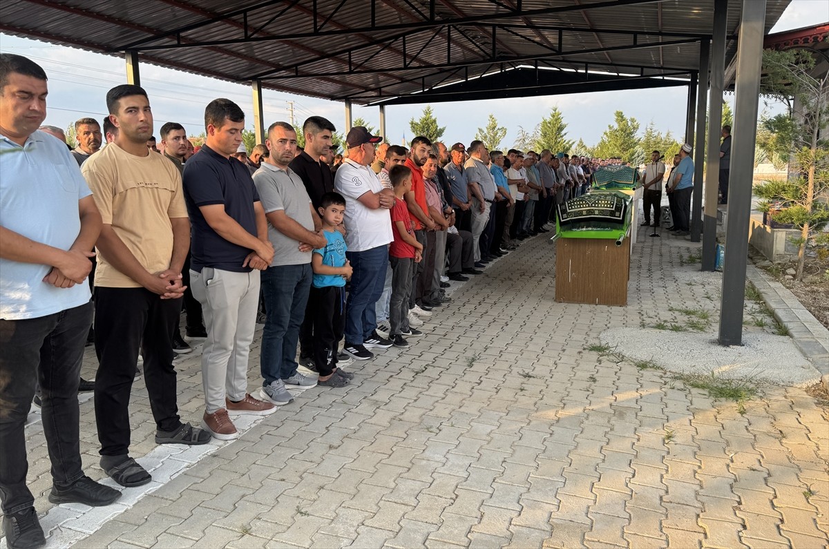 Afyonkarahisar'ın İhsaniye ilçesinde serinlemek için bir kısmı bataklık olan gölete giren 2 çocuk...