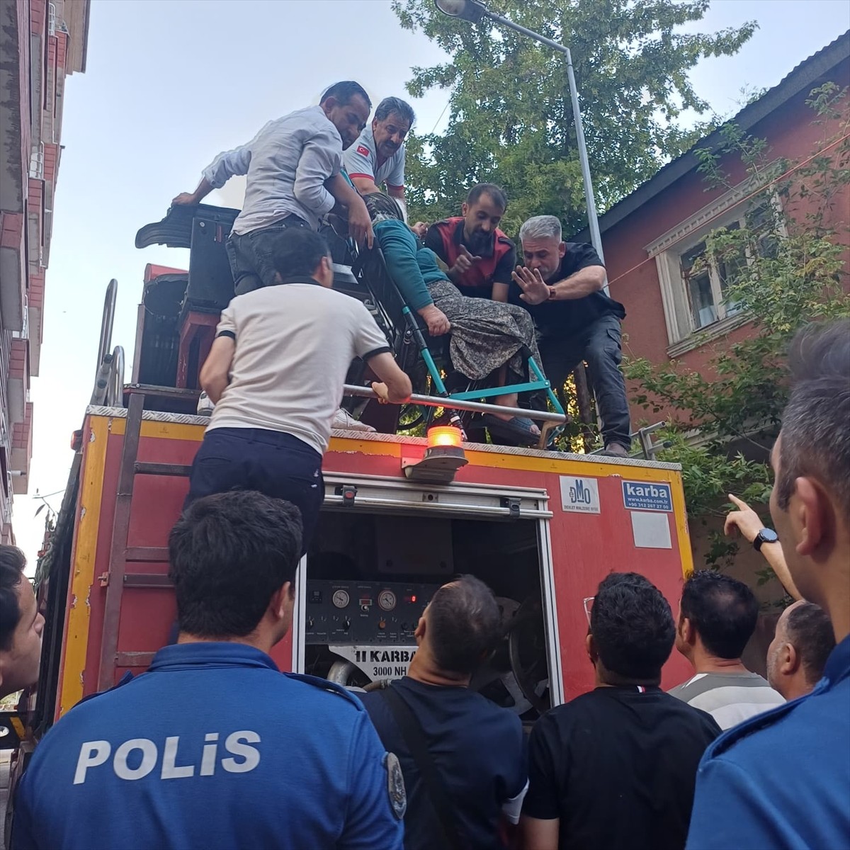 Ağrı'da bir binada çıkan yangında dumandan etkilenen 15 kişi ekiplerce tahliye edildi.