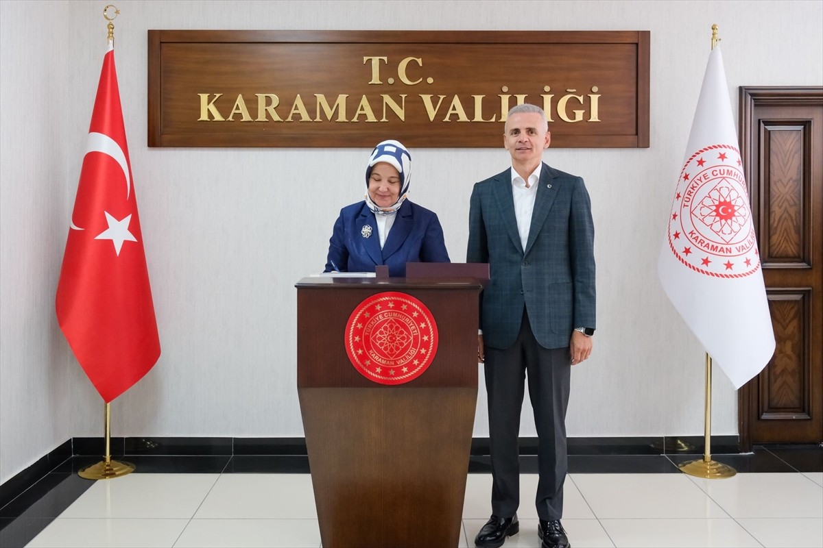 Aile ve Sosyal Hizmetler Bakan Yardımcısı Leman Yenigün (solda), Karaman Valisi Mehmet Fatih...