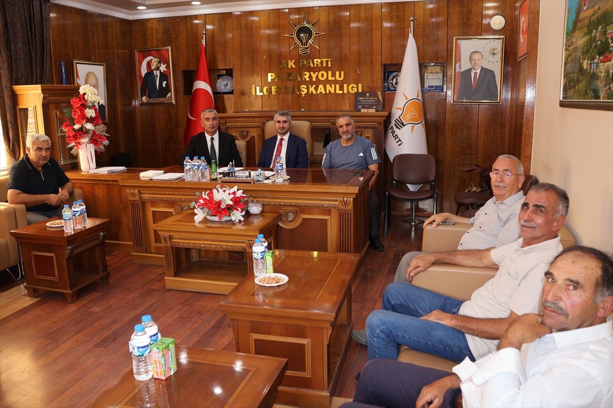 Aile ve Sosyal Hizmetler Bakan Yardımcısı Zafer Tarıkdaroğlu (sol 3), Erzurum'un Pazaryolu...