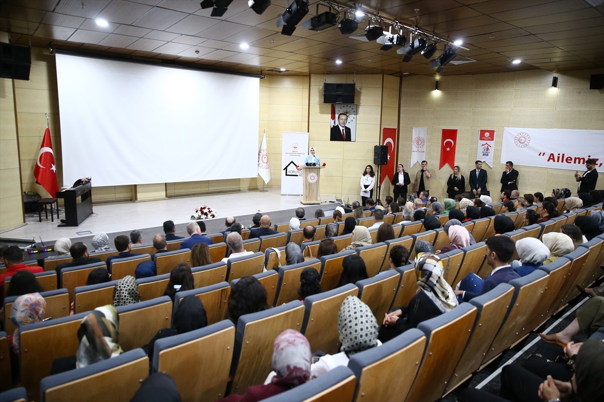 Aile ve Sosyal Hizmetler Bakanı Mahinur Özdemir Göktaş, Bingöl Valisi Ahmet Hamdi Usta'yı...