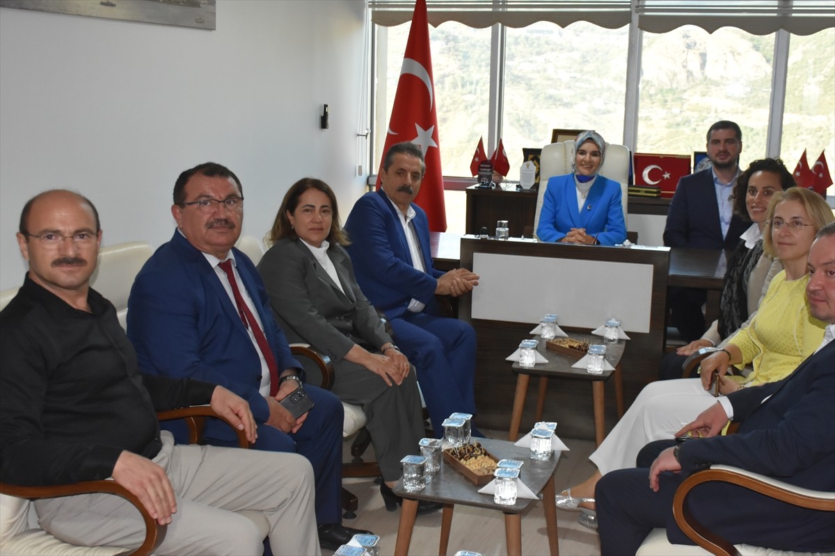 Aile ve Sosyal Hizmetler Bakanı Mahinur Özdemir Göktaş (sağda) çeşitli ziyaret ve temaslarda...