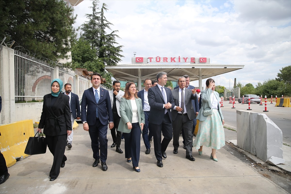 AK Parti Dış İlişkilerden Sorumlu Genel Başkan Yardımcısı Zafer Sırakaya (sol 3), Kapıkule Sınır...