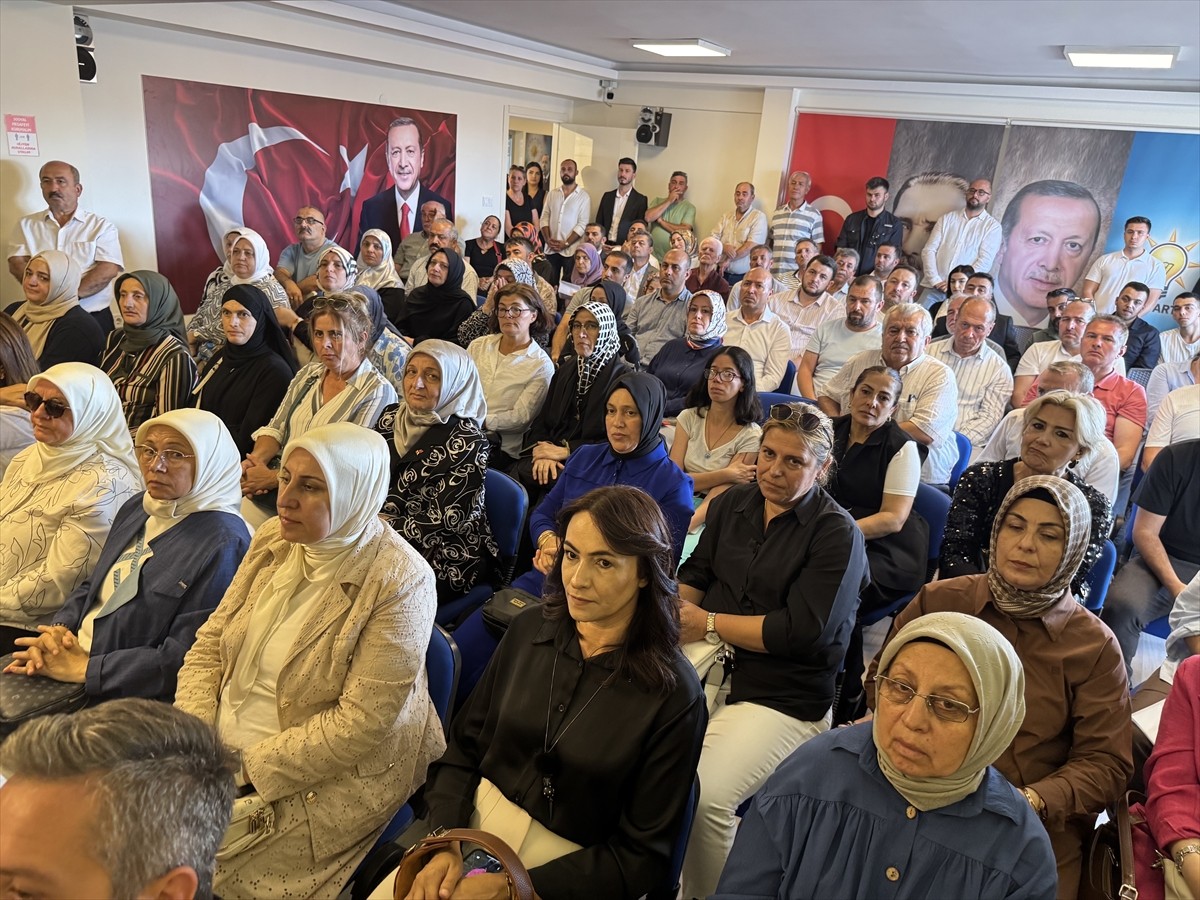 AK Parti Genel Başkan Yardımcısı Ahmet Büyükgümüş (sol 3), partisinin Yalova İl Başkanlığı...